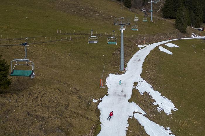 阿爾卑斯山滑雪場披綠