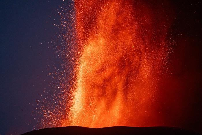 意大利兩座火山持續(xù)噴發(fā)