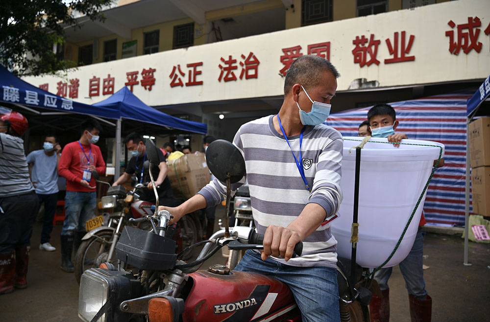 東航客機事故現(xiàn)場 村民騎摩托車運物資