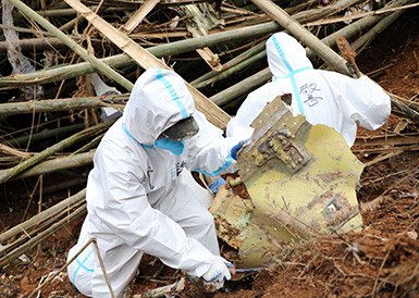 武警官兵分批次、分區(qū)域搜索