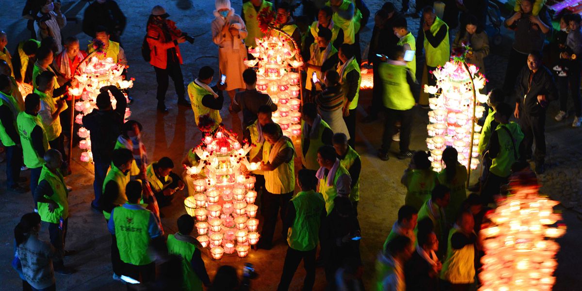 福建閩西：芷溪游花燈——“紙做燈、油點(diǎn)燈、紙包火”