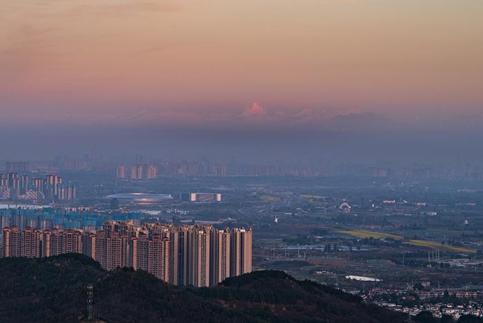 雪山“漂浮”成都上空