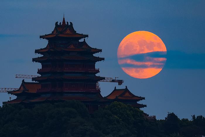 多地升起圓月點(diǎn)綴中秋夜色