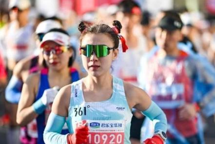 2025石家莊馬拉松賽鳴槍開(kāi)跑 3.5萬(wàn)名選手參賽